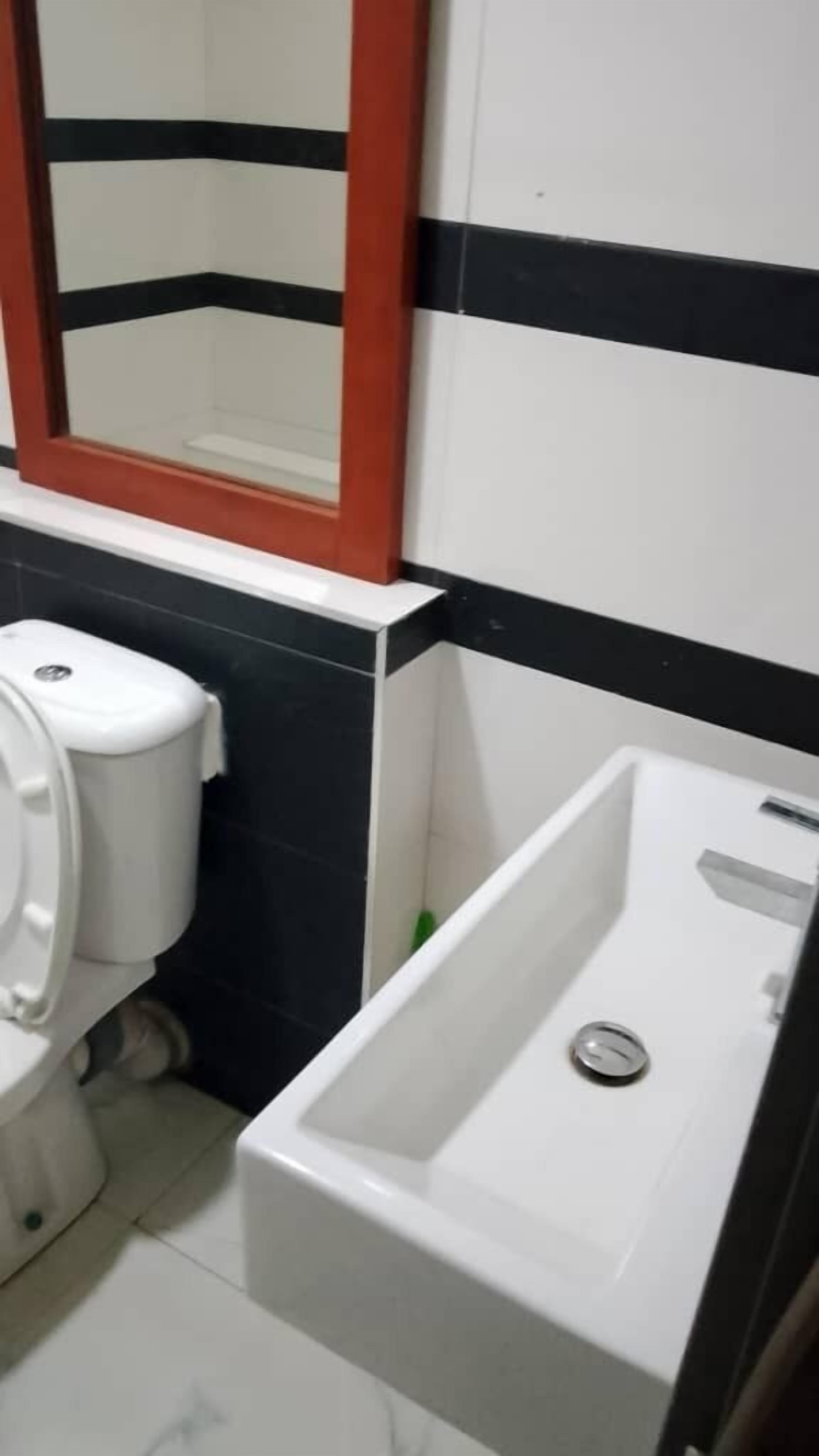 Combined shower/bathtub, towels, soap, toilet paper