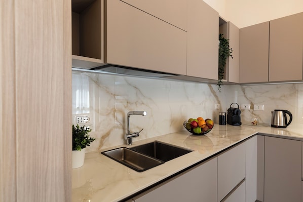 Apartament Comfort | Cuina privada | Frigorífic gran, microones, forn i placa de cuina 