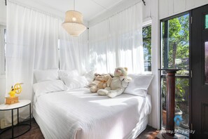 5 bedrooms, desk, iron/ironing board, WiFi