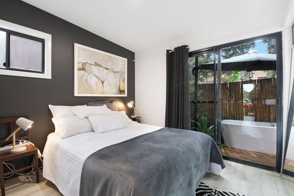 5 bedrooms, desk, iron/ironing board, Internet