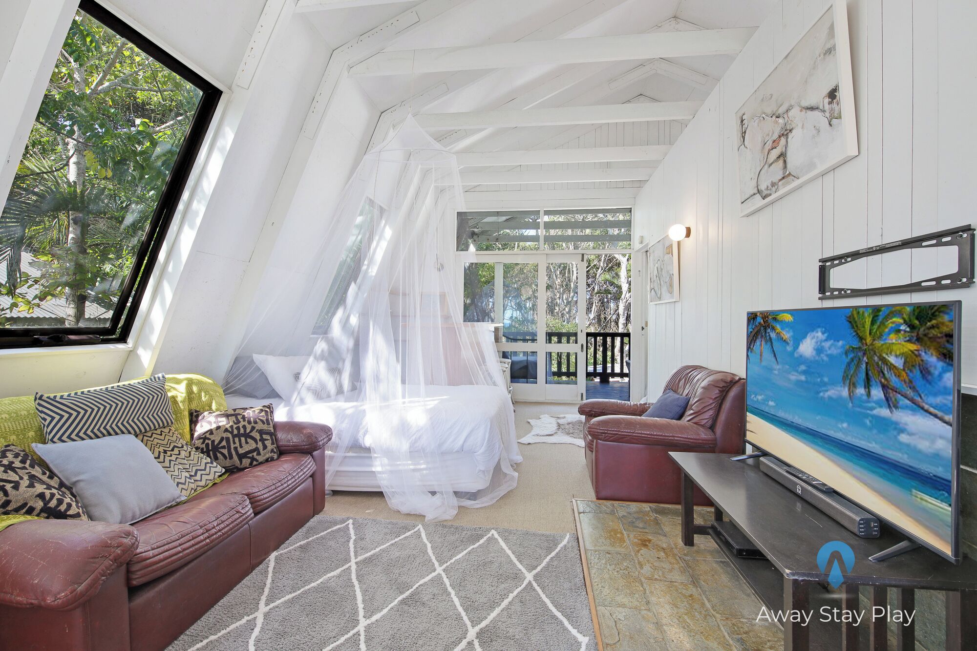 5 habitaciones, escritorio y tabla de planchar con plancha 