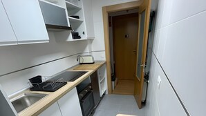 Kaffetrakter/tekoker, kjøleskap, mikrobølgeovn og ovn