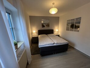 2 bedrooms, travel crib, free WiFi