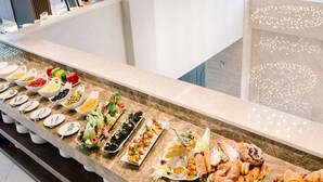 Un bufé con diversos alimentos y utensilios.