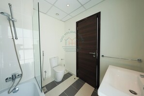 Deluxe Villa, 4 Bedrooms, City View | Bathroom | Slippers, towels - Luxury 4BR Villa With Private Garden (Dubai)