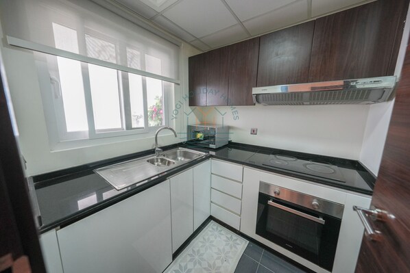 Deluxe Villa, 4 Bedrooms, City View | Private kitchen