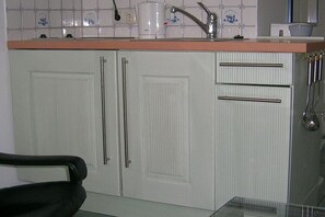 Kühlschrank, Mikrowelle, Herdplatte, Wasserkocher mit Kaffee-/Teezubehör