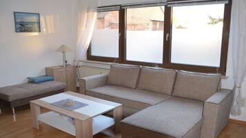 Smart-TV, bordtennis, bøker og stereoanlegg