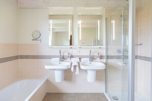 Douche, sèche-cheveux, serviettes fournies