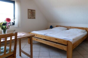 2 عدّة غرف نوم وخدمة الإنترنت وملاءات أسرّة