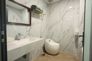 Shower, bidet, towels