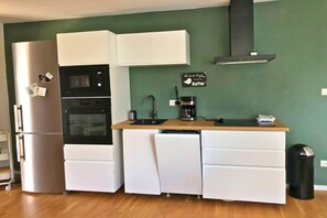 Four à micro-ondes, un four, surface de cuisson, lave-vaisselle