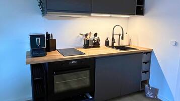 Fridge, oven, stovetop, dishwasher