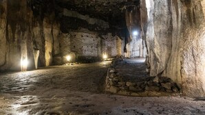 A cave interior with a stone pathway, rough walls, and hanging stalactites. - Guest rooms Eifelglück in Pelm (Pelm)