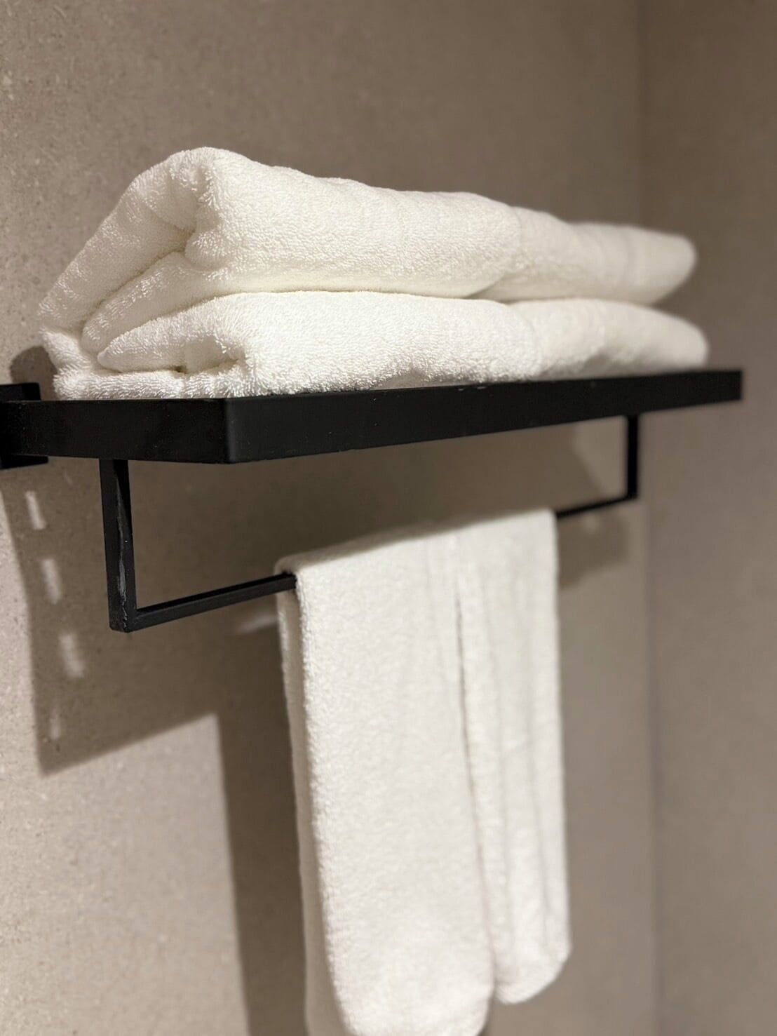 Ducha, artículos de tocador gratuitos, secador de pelo, toallas