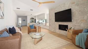 Een televisie, een open haard, boeken en een kantoor