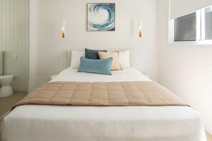 3 bedrooms, desk, iron/ironing board, travel crib