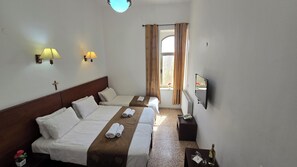 Una scrivania, postazione laptop, ferro/asse da stiro