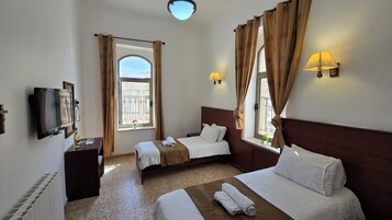 Escritorio y espacio para trabajar con laptop 