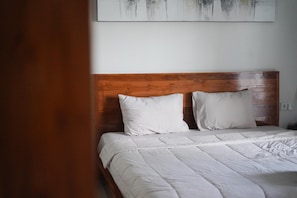 Phòng đôi tiện nghi đơn giản, quang cảnh vườn | Bàn, bàn ủi/dụng cụ ủi quần áo, truy cập Internet không dây miễn phí