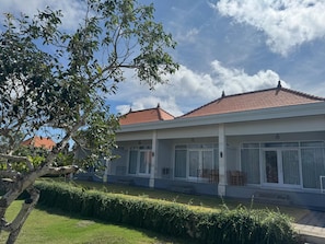 Phòng đôi tiện nghi đơn giản, quang cảnh vườn | Bàn, bàn ủi/dụng cụ ủi quần áo, truy cập Internet không dây miễn phí