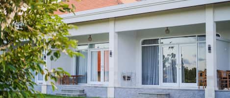 Habitación doble Confort, vista al jardín | Escritorio, tabla de planchar con plancha y wifi gratis