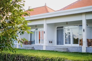 Phòng đôi tiện nghi đơn giản, quang cảnh vườn | Bàn, bàn ủi/dụng cụ ủi quần áo, truy cập Internet không dây miễn phí