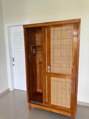 Phòng đôi tiện nghi đơn giản, quang cảnh vườn | Bàn, bàn ủi/dụng cụ ủi quần áo, truy cập Internet không dây miễn phí