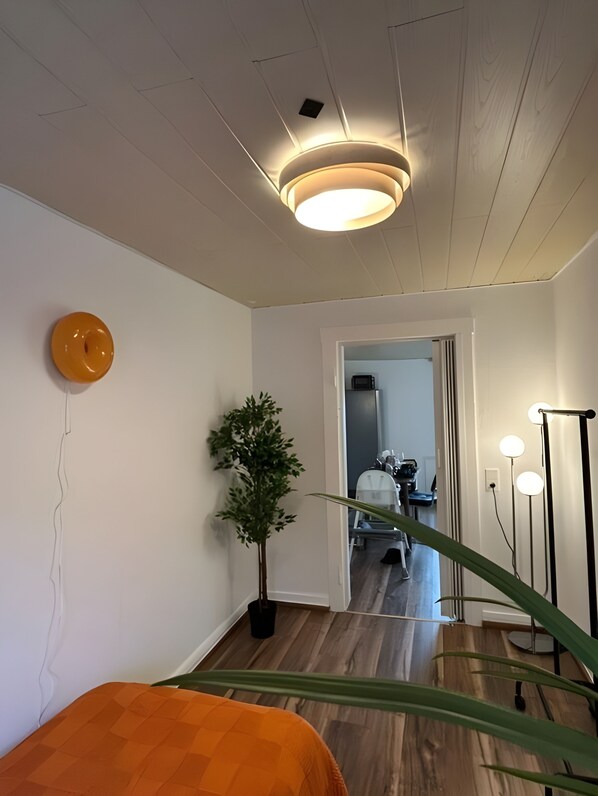 2 bedrooms, iron/ironing board, travel crib, free WiFi - Mid-Century | 75 inch 4K TV Airfryer • Kingsize (Saarbrücken)