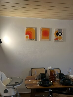 Dining - Mid-Century | 75 inch 4K TV Airfryer • Kingsize (Saarbrücken)