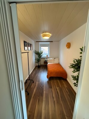 2 habitaciones, tabla de planchar con plancha y cuna de viaje