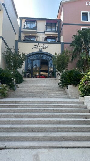 Entrada al alojamiento