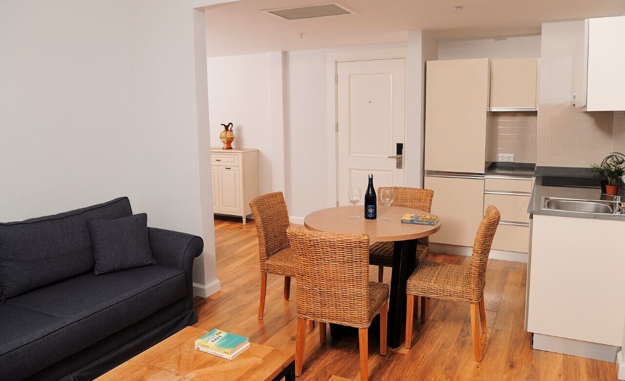 Schreibtisch, laptopgeeigneter Arbeitsplatz, kostenloses WLAN