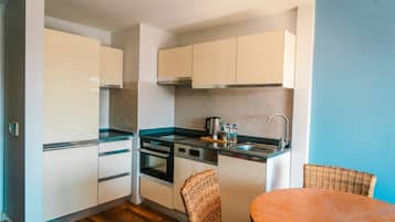 Apartamento, vistas al mar | Cocina privada | Frigorífico grande, horno, placa de cocina y lavavajillas