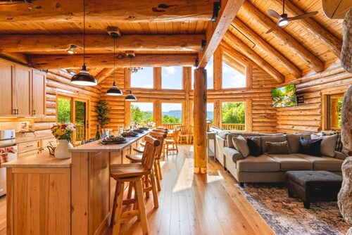 Luxury Log Home w/ Hot Tub & Mountain Views