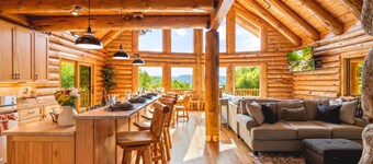 Luxury Log Home w/ Hot Tub & Mountain Views