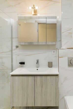 Appartement, 1 lit double et 1 canapé-lit | Salle de bain