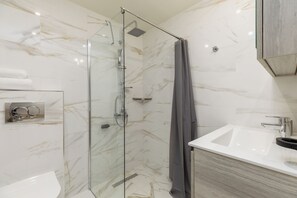 Departamento, 1 cama matrimonial y sofá cama | Baño