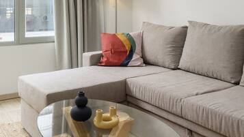 Departamento, 1 cama matrimonial y sofá cama | Área de sala de estar | Smart TV de 40 pulgadas con canales digitales