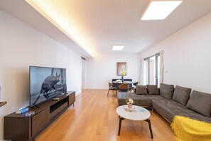 Superior Apartment, 3 Bedrooms, Balcony, City View | Living room | Smart TV