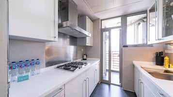 Superior Apartment, 3 Bedrooms, Balcony, City View | Private kitchen