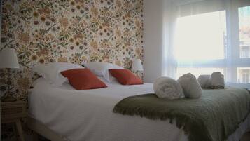 Tabla de planchar con plancha, wifi, ropa de cama