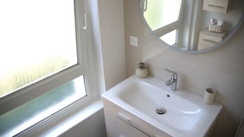 Douche, sèche-cheveux, serviettes fournies, papier toilette