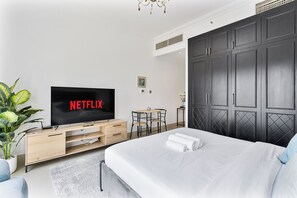 1 bedroom, in-room safe, iron/ironing board, internet - Chic Studio in JVC near Butterfly & Miracle Garden (Dubai)