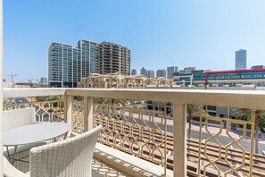 Outdoor dining - Chic Studio in JVC near Butterfly & Miracle Garden (Dubai)