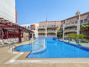 Pool - Chic Studio in JVC near Butterfly & Miracle Garden (Dubai)