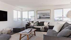 Smart TV, fireplace