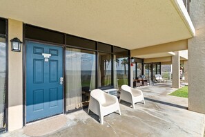 Terrace/patio - Shell Room – Cozy studio comfort with resort amenities on the bay (Rockport)