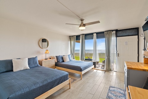Shell Room – Cozy studio comfort with resort amenities on the bay