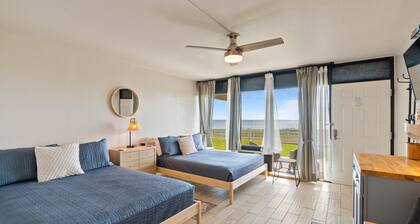 Shell Room – Cozy studio comfort with resort amenities on the bay